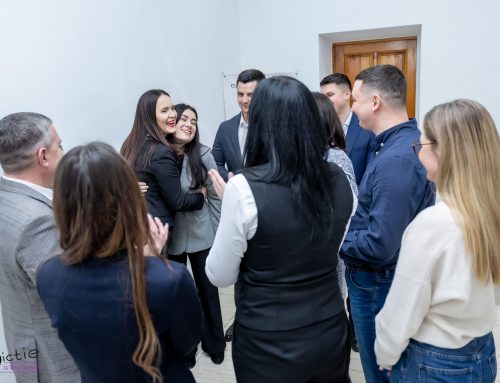 De ce îți tremură vocea când vorbești în public – și ce poți face înainte de a urca pe scenă?